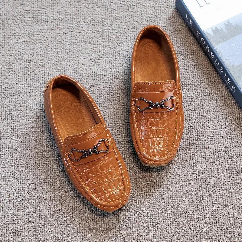 Zapatos de cuero para niños, mocasines planos suaves con punta redonda, mocasines informales a la moda para niños, mocasines antideslizantes con hebilla de Metal brillante, estilo británico