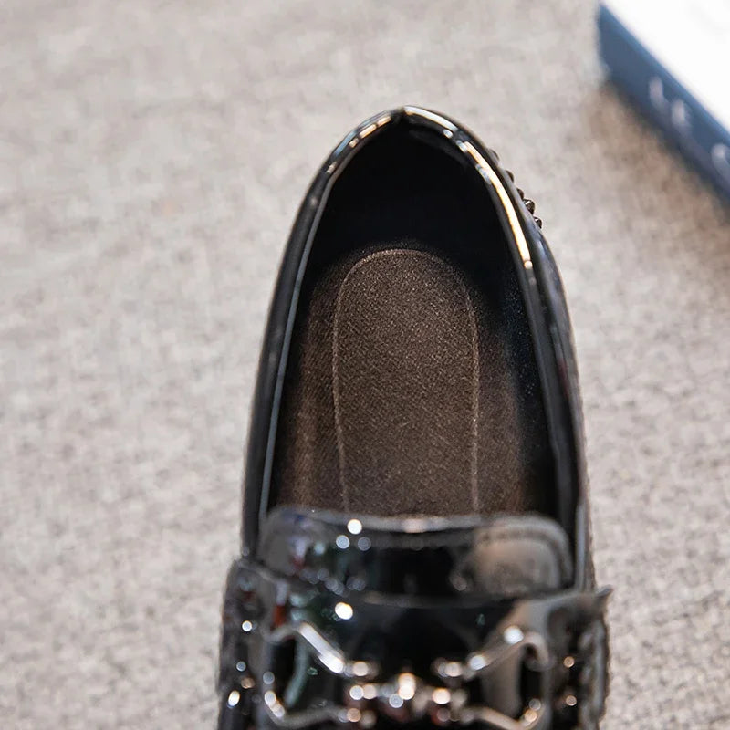 Zapatos de cuero para niños, mocasines planos suaves con punta redonda, mocasines informales a la moda para niños, mocasines antideslizantes con hebilla de Metal brillante, estilo británico