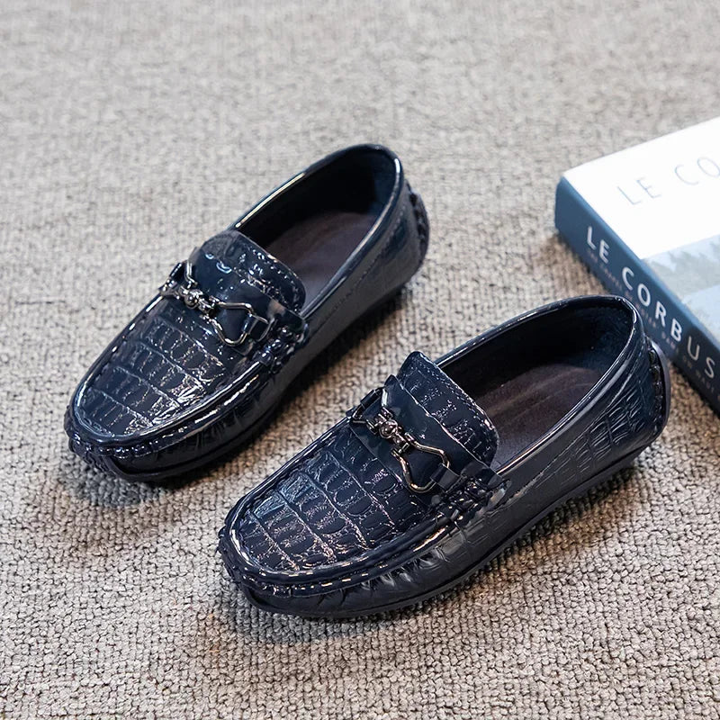 Zapatos de cuero para niños, mocasines planos suaves con punta redonda, mocasines informales a la moda para niños, mocasines antideslizantes con hebilla de Metal brillante, estilo británico