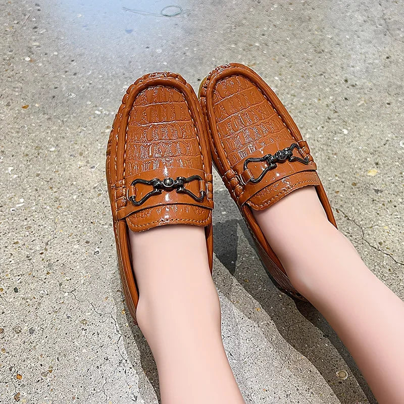 Zapatos de cuero para niños, mocasines planos suaves con punta redonda, mocasines informales a la moda para niños, mocasines antideslizantes con hebilla de Metal brillante, estilo británico