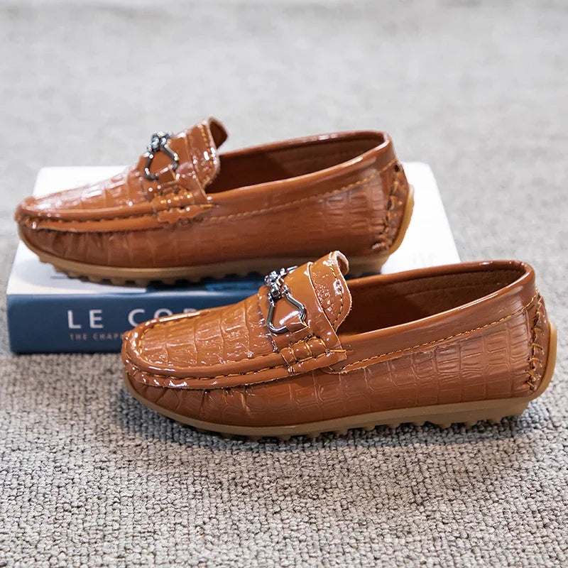 Zapatos de cuero para niños, mocasines planos suaves con punta redonda, mocasines informales a la moda para niños, mocasines antideslizantes con hebilla de Metal brillante, estilo británico