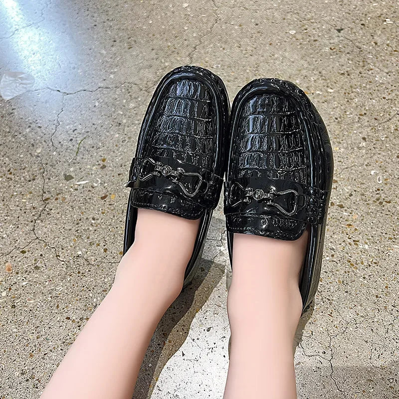 Zapatos de cuero para niños, mocasines planos suaves con punta redonda, mocasines informales a la moda para niños, mocasines antideslizantes con hebilla de Metal brillante, estilo británico