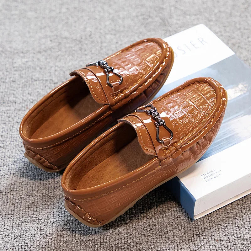 Zapatos de cuero para niños, mocasines planos suaves con punta redonda, mocasines informales a la moda para niños, mocasines antideslizantes con hebilla de Metal brillante, estilo británico