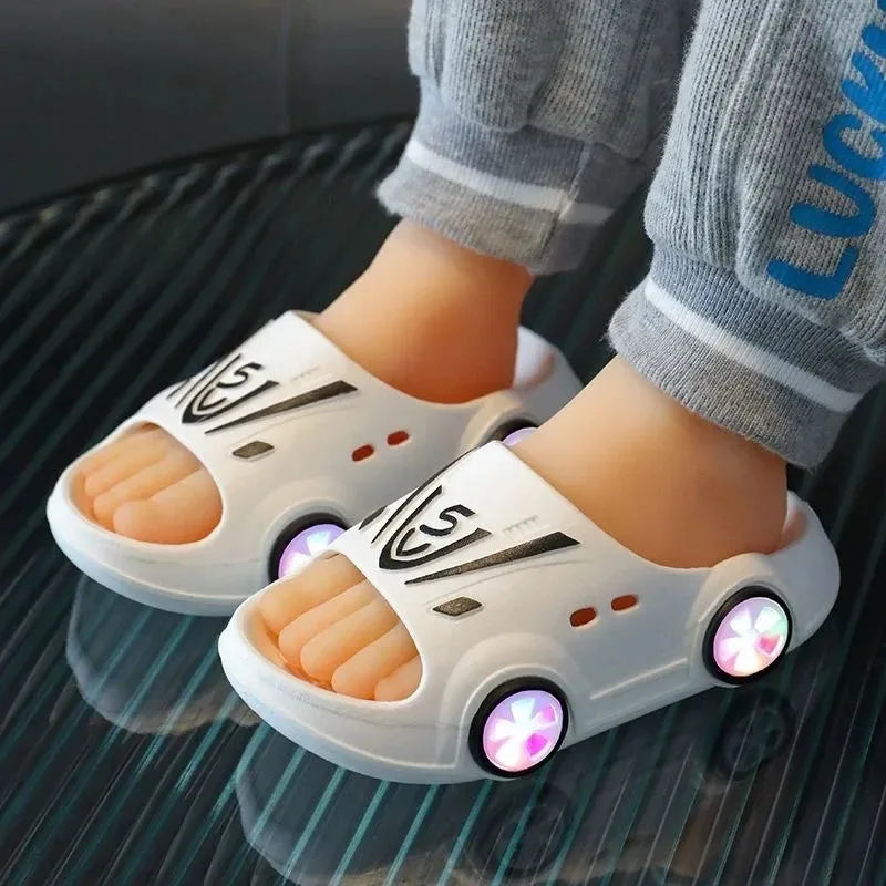Zapatillas luminosas para niños, zapatos de verano para interiores con dibujos de coches para niñas, zapatos de playa suaves antideslizantes para niños, zapatillas LED de moda para exteriores para niños