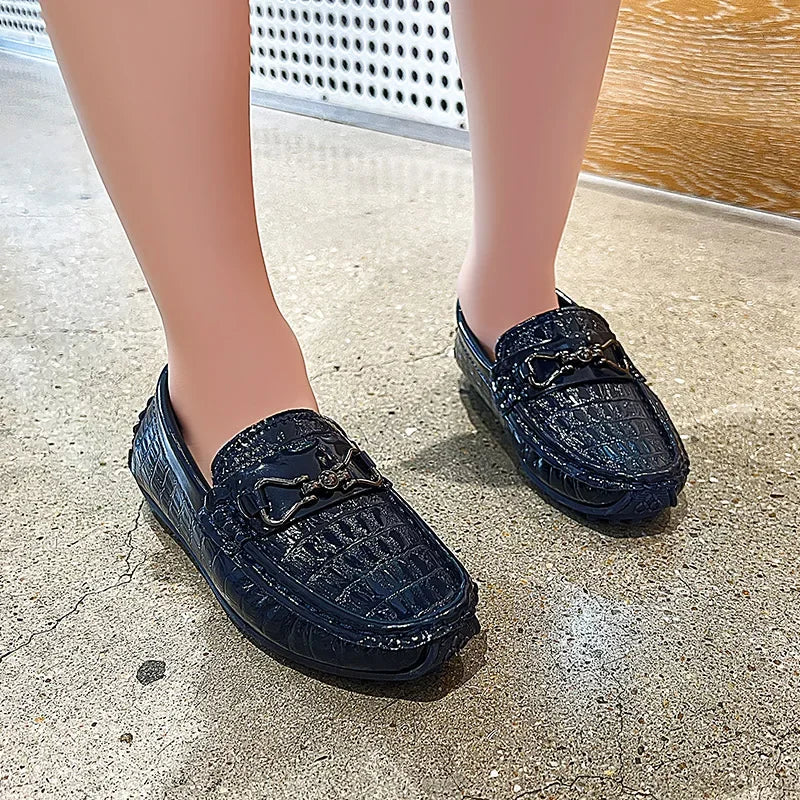 Zapatos de cuero para niños, mocasines planos suaves con punta redonda, mocasines informales a la moda para niños, mocasines antideslizantes con hebilla de Metal brillante, estilo británico