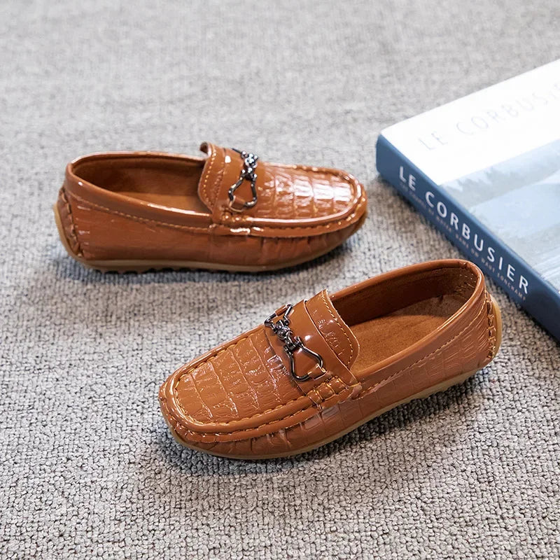 Zapatos de cuero para niños, mocasines planos suaves con punta redonda, mocasines informales a la moda para niños, mocasines antideslizantes con hebilla de Metal brillante, estilo británico