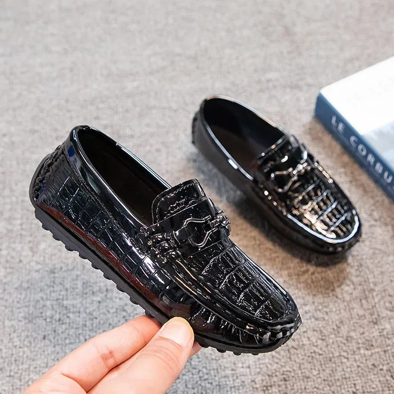 Zapatos de cuero para niños, mocasines planos suaves con punta redonda, mocasines informales a la moda para niños, mocasines antideslizantes con hebilla de Metal brillante, estilo británico