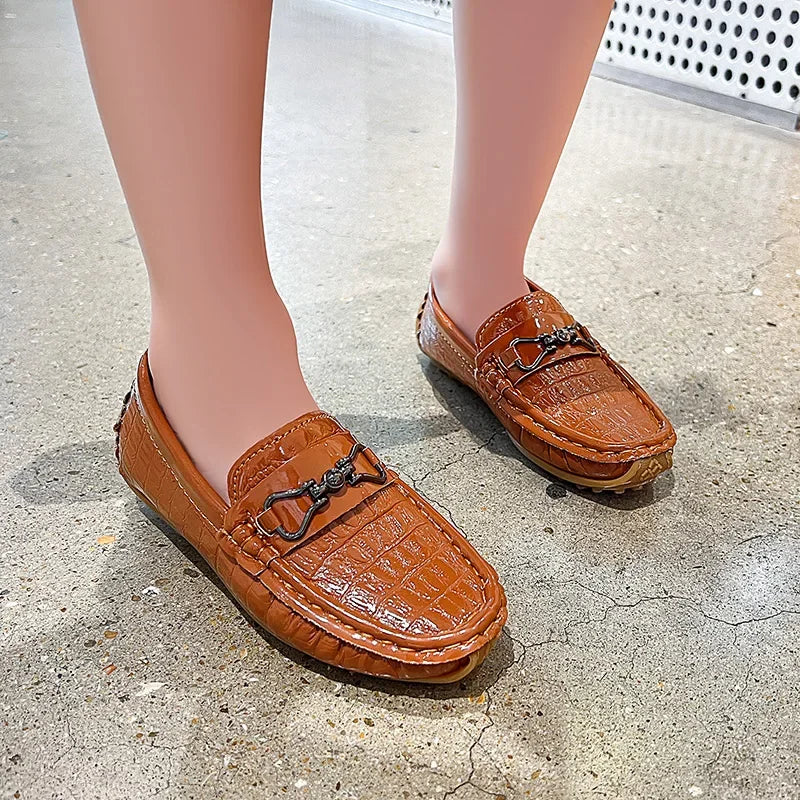 Zapatos de cuero para niños, mocasines planos suaves con punta redonda, mocasines informales a la moda para niños, mocasines antideslizantes con hebilla de Metal brillante, estilo británico