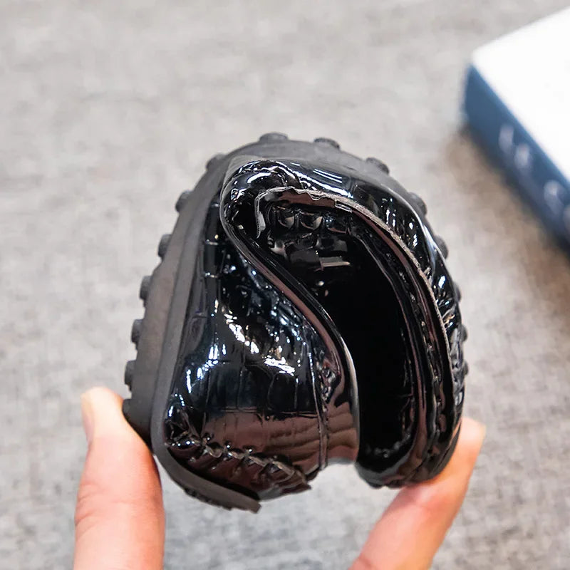 Zapatos de cuero para niños, mocasines planos suaves con punta redonda, mocasines informales a la moda para niños, mocasines antideslizantes con hebilla de Metal brillante, estilo británico