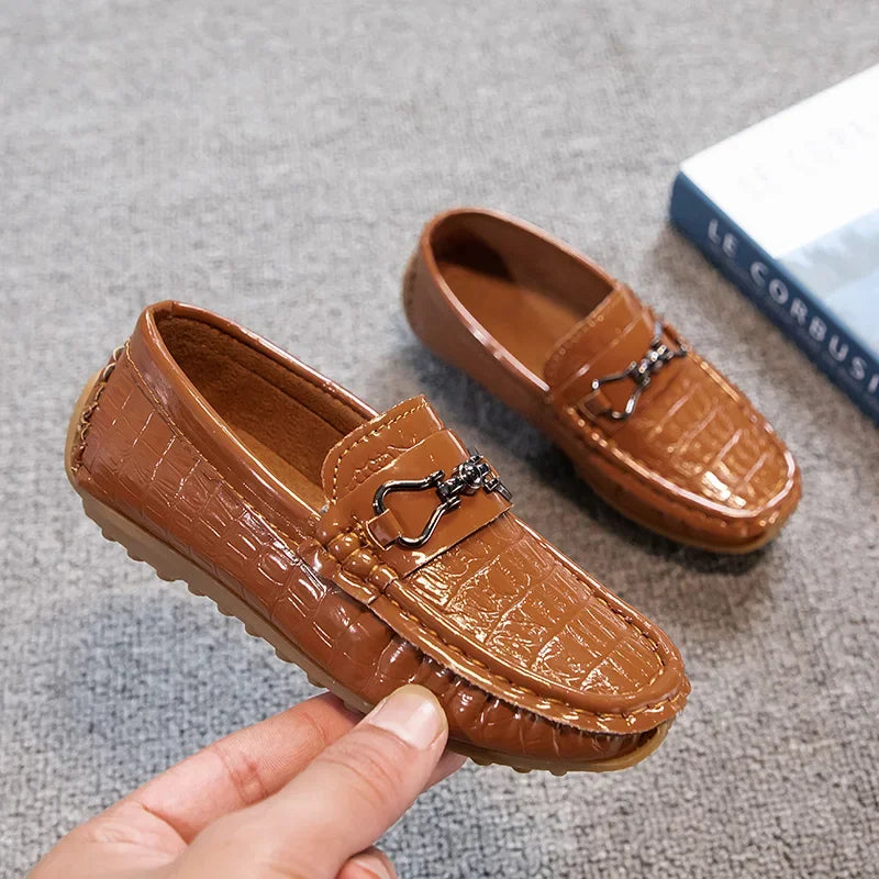 Zapatos de cuero para niños, mocasines planos suaves con punta redonda, mocasines informales a la moda para niños, mocasines antideslizantes con hebilla de Metal brillante, estilo británico