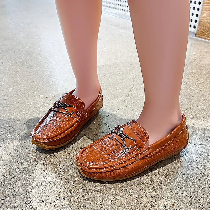 Zapatos de cuero para niños, mocasines planos suaves con punta redonda, mocasines informales a la moda para niños, mocasines antideslizantes con hebilla de Metal brillante, estilo británico