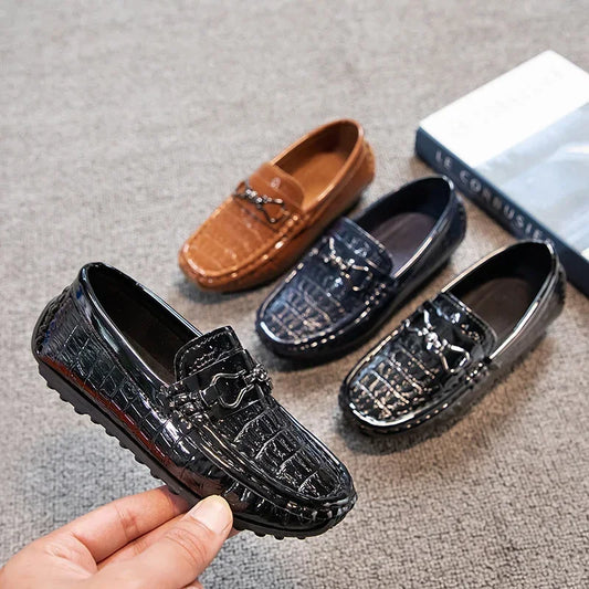 Zapatos de cuero para niños, mocasines planos suaves con punta redonda, mocasines informales a la moda para niños, mocasines antideslizantes con hebilla de Metal brillante, estilo británico