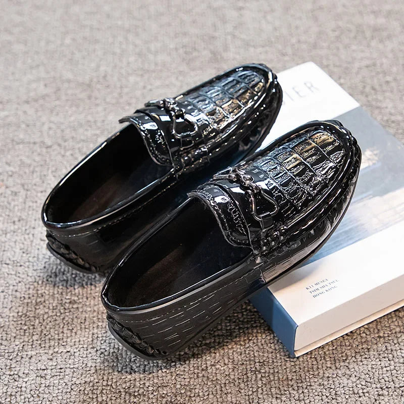 Zapatos de cuero para niños, mocasines planos suaves con punta redonda, mocasines informales a la moda para niños, mocasines antideslizantes con hebilla de Metal brillante, estilo británico