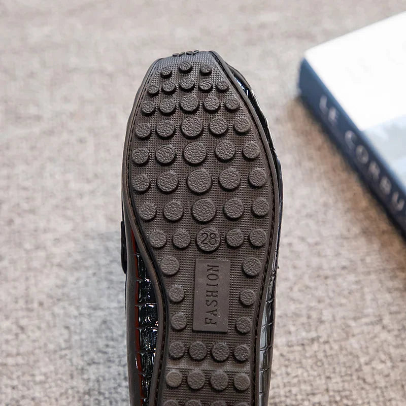 Zapatos de cuero para niños, mocasines planos suaves con punta redonda, mocasines informales a la moda para niños, mocasines antideslizantes con hebilla de Metal brillante, estilo británico