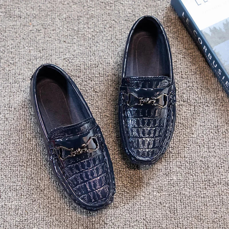 Zapatos de cuero para niños, mocasines planos suaves con punta redonda, mocasines informales a la moda para niños, mocasines antideslizantes con hebilla de Metal brillante, estilo británico