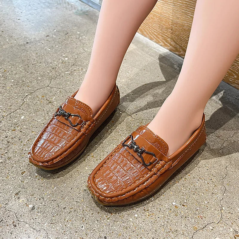Zapatos de cuero para niños, mocasines planos suaves con punta redonda, mocasines informales a la moda para niños, mocasines antideslizantes con hebilla de Metal brillante, estilo británico
