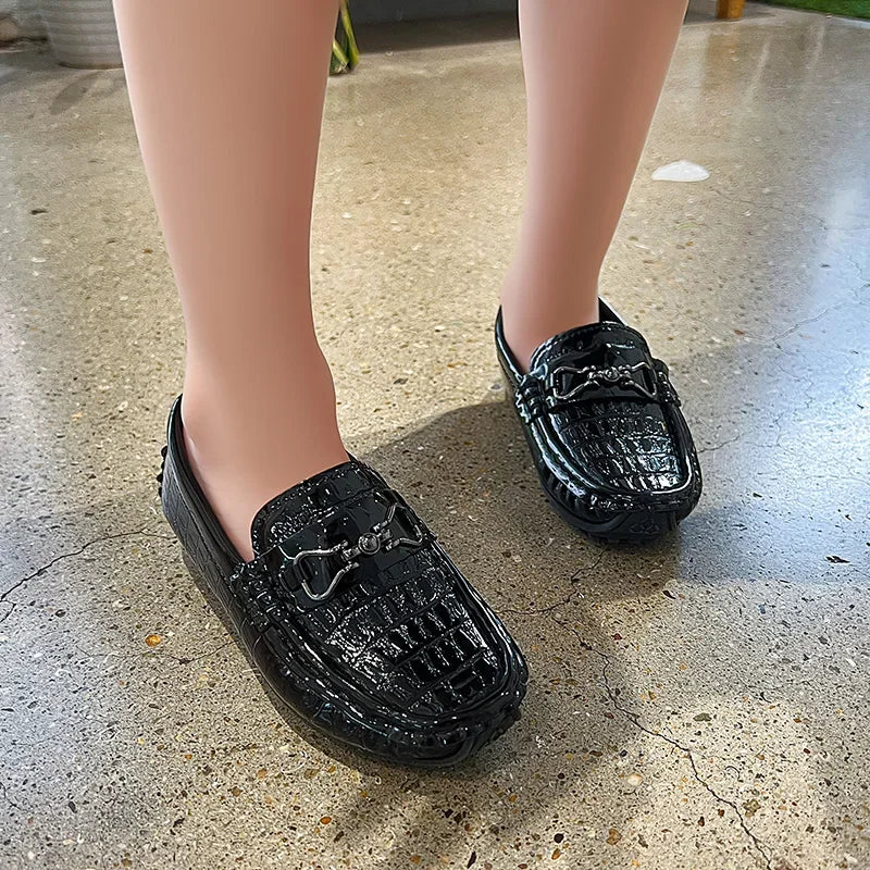Zapatos de cuero para niños, mocasines planos suaves con punta redonda, mocasines informales a la moda para niños, mocasines antideslizantes con hebilla de Metal brillante, estilo británico