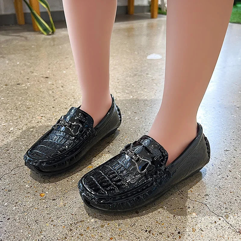 Zapatos de cuero para niños, mocasines planos suaves con punta redonda, mocasines informales a la moda para niños, mocasines antideslizantes con hebilla de Metal brillante, estilo británico