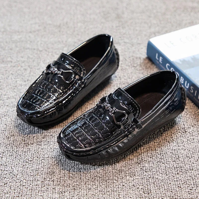 Zapatos de cuero para niños, mocasines planos suaves con punta redonda, mocasines informales a la moda para niños, mocasines antideslizantes con hebilla de Metal brillante, estilo británico