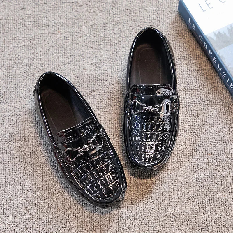 Zapatos de cuero para niños, mocasines planos suaves con punta redonda, mocasines informales a la moda para niños, mocasines antideslizantes con hebilla de Metal brillante, estilo británico
