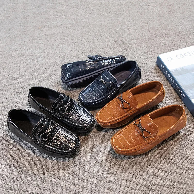 Zapatos de cuero para niños, mocasines planos suaves con punta redonda, mocasines informales a la moda para niños, mocasines antideslizantes con hebilla de Metal brillante, estilo británico