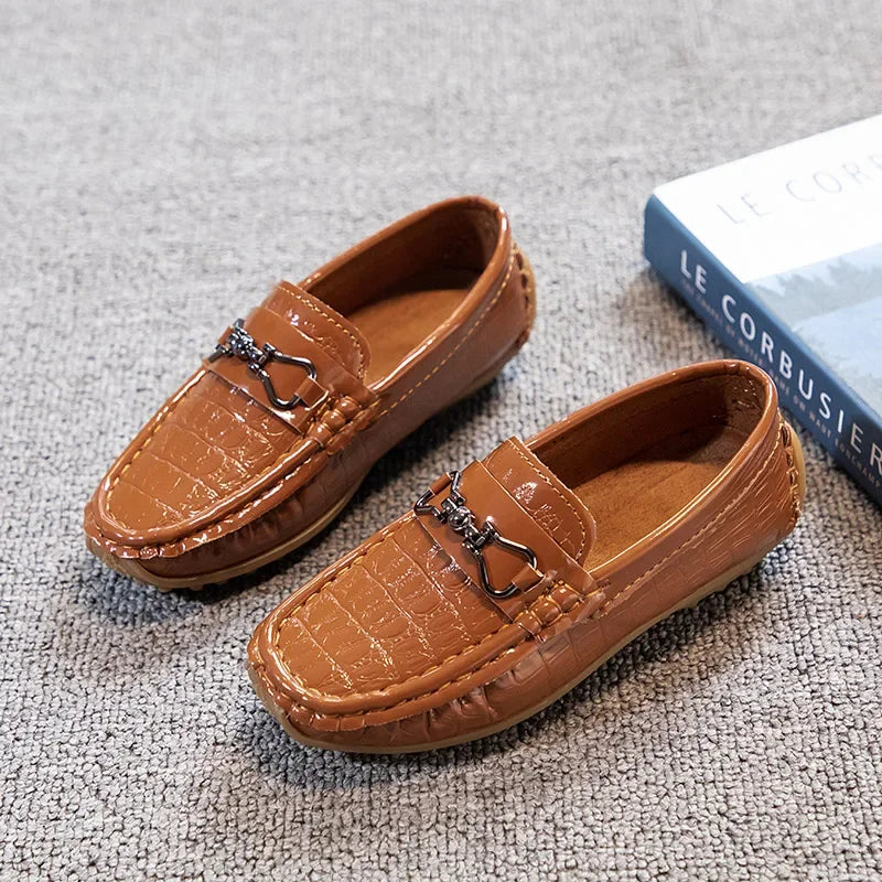 Zapatos de cuero para niños, mocasines planos suaves con punta redonda, mocasines informales a la moda para niños, mocasines antideslizantes con hebilla de Metal brillante, estilo británico